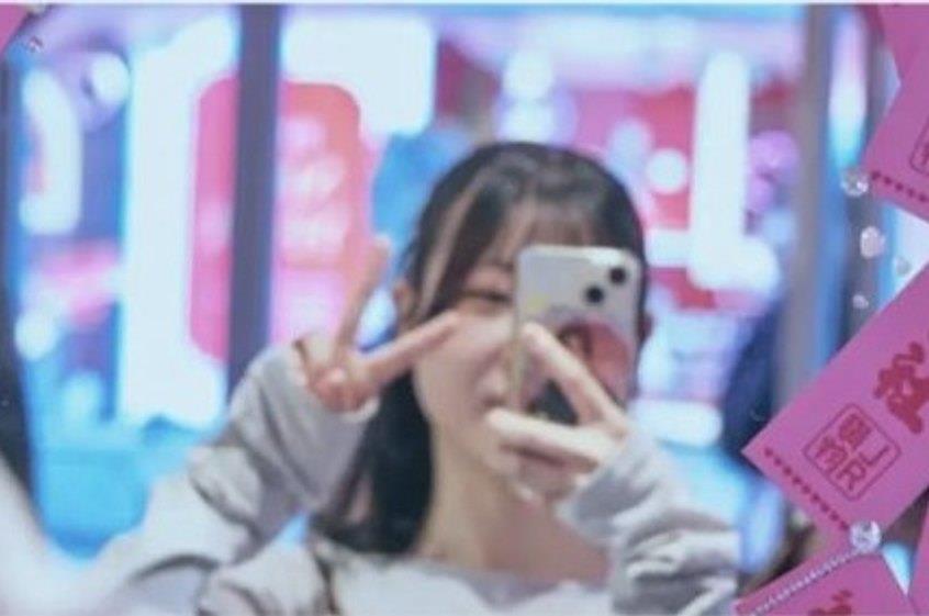 スマートフォンで撮影するインフルエンサー